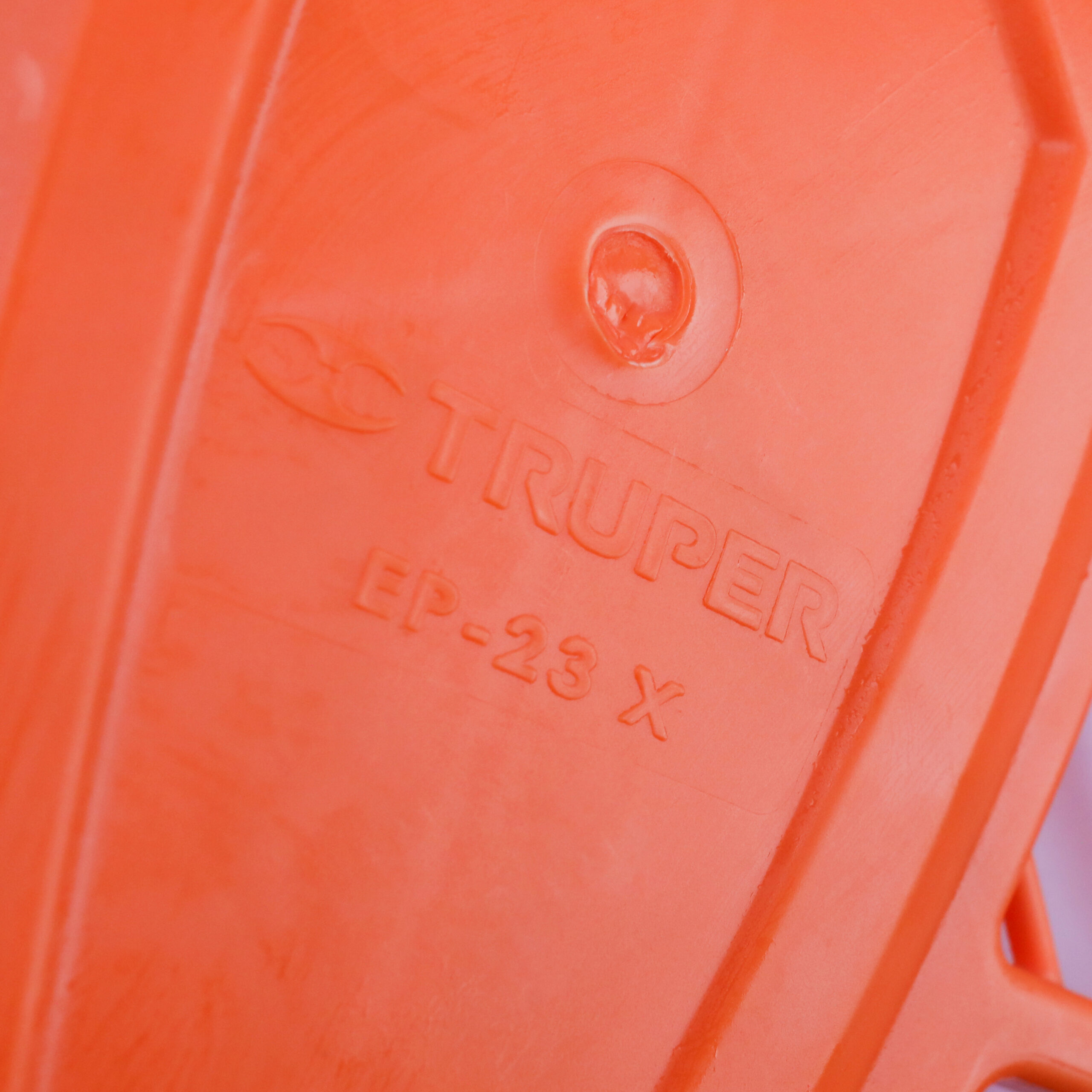 Truper, Grabujë plastike e përforcuar me dorezë druri, 23 dhëmbëshe